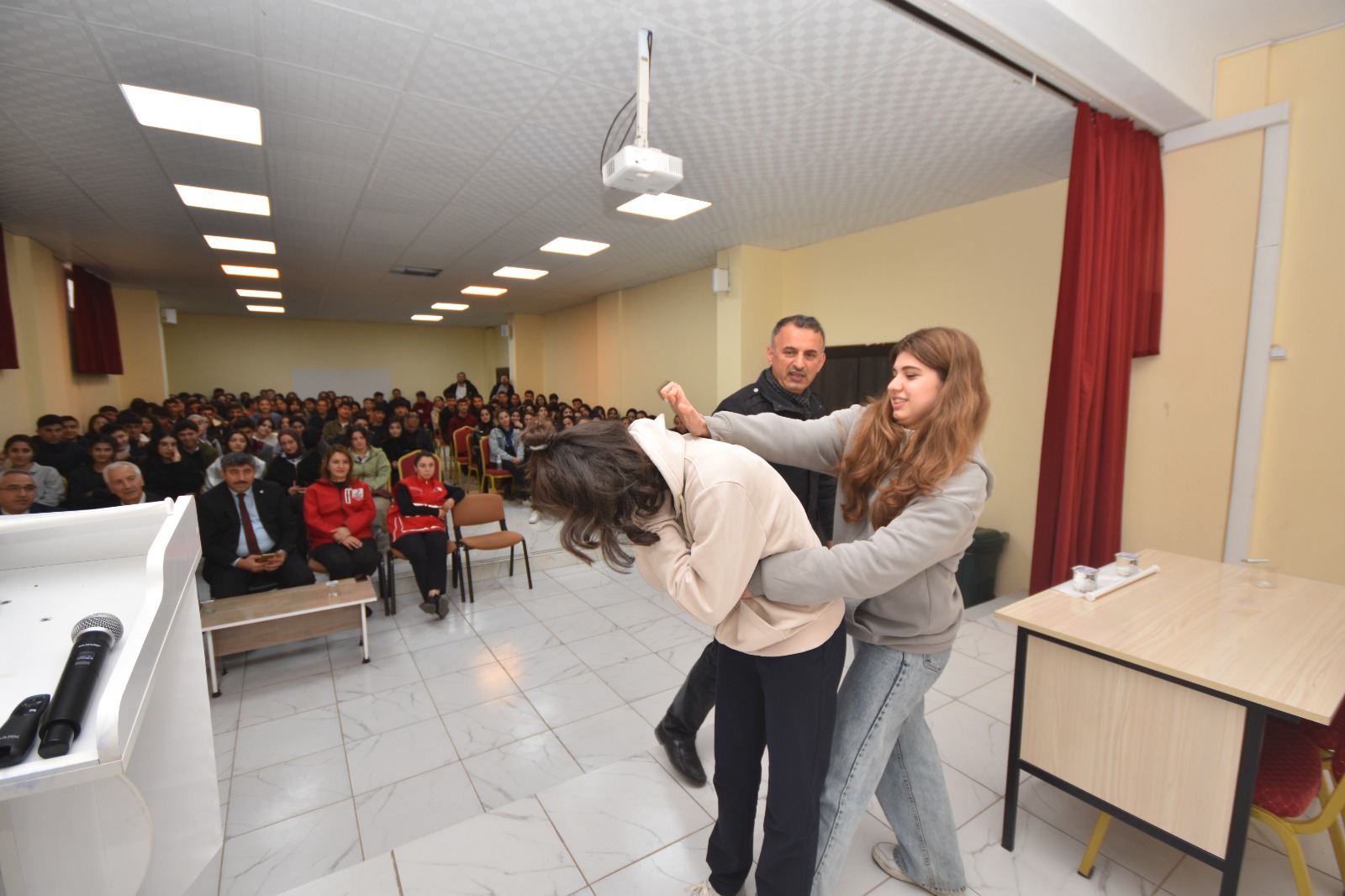 Öğrencilere Yönelik İlk Yardım Eğitimleri Devam Ediyor