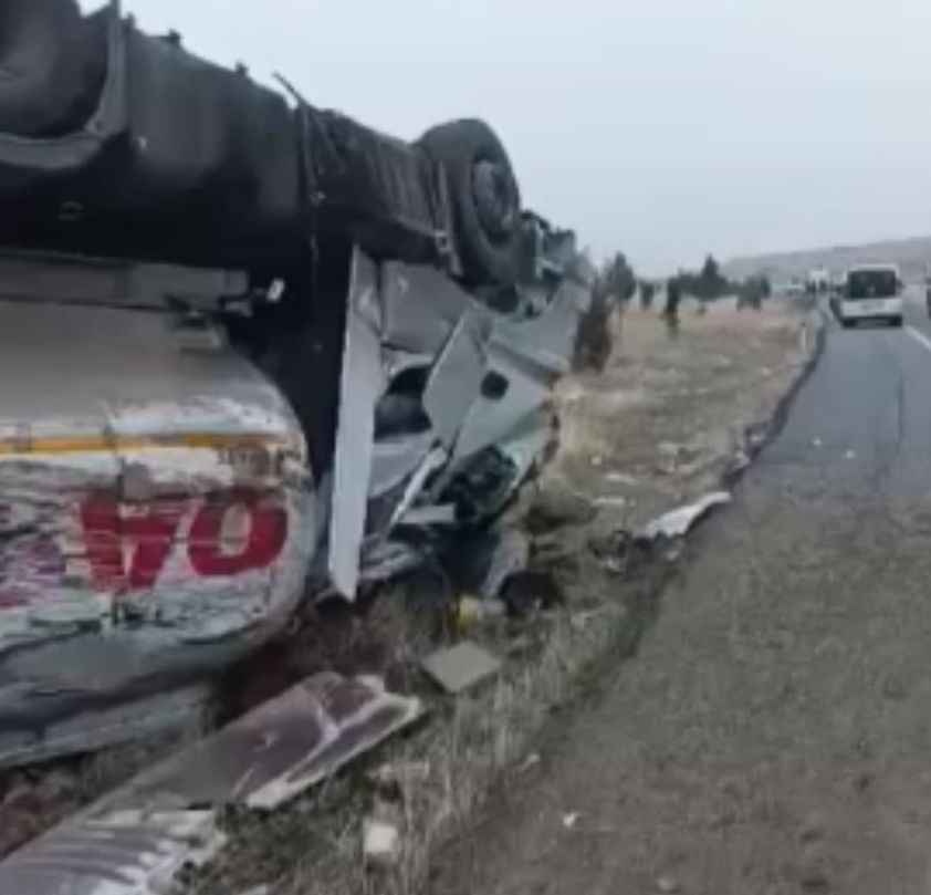 Batman’da Petrol Yüklü Tır Devrildi: Sürücü Yaralandı