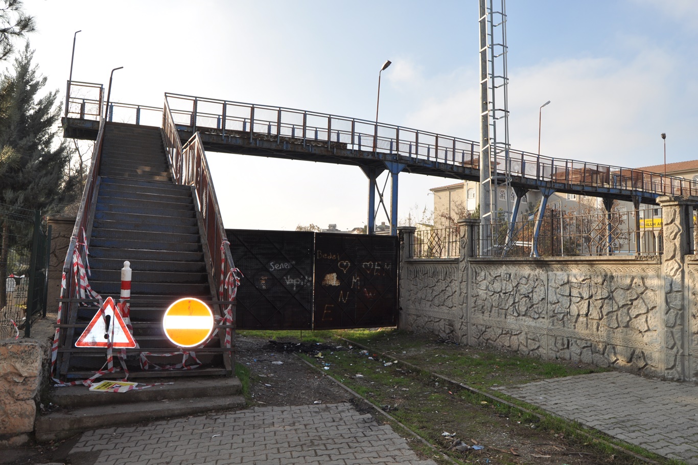 Tehlike oluşturan üst geçit kapatıldı