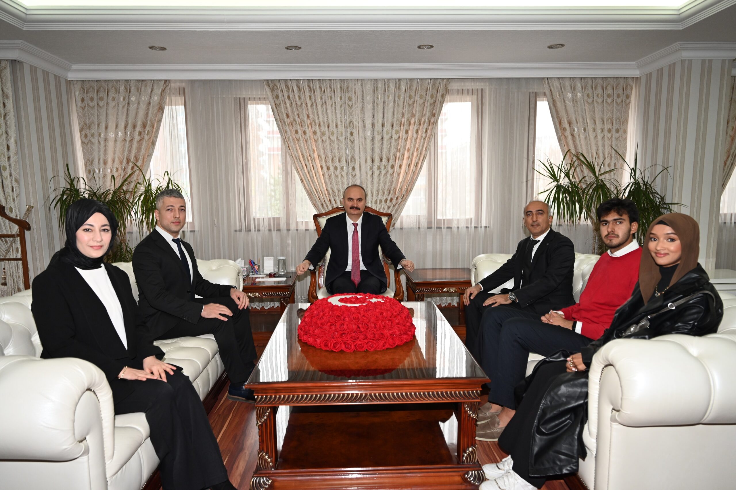 Vali Canalp, Göçmenlerle Bir Araya Geldi