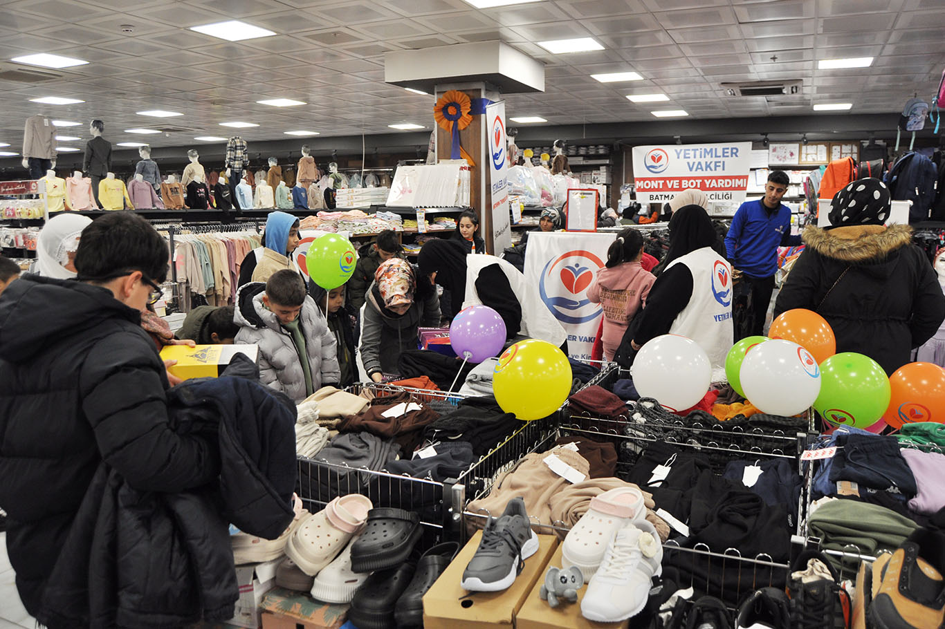 Yüzlerce Yetime Kışlık Mont ve Bot Yardımı Yapıldı