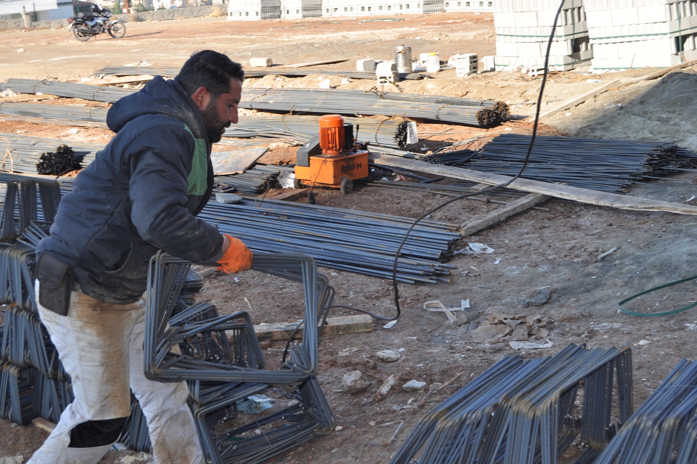 Zorlu kış koşullarında çalışmalarına devam ediyorlar