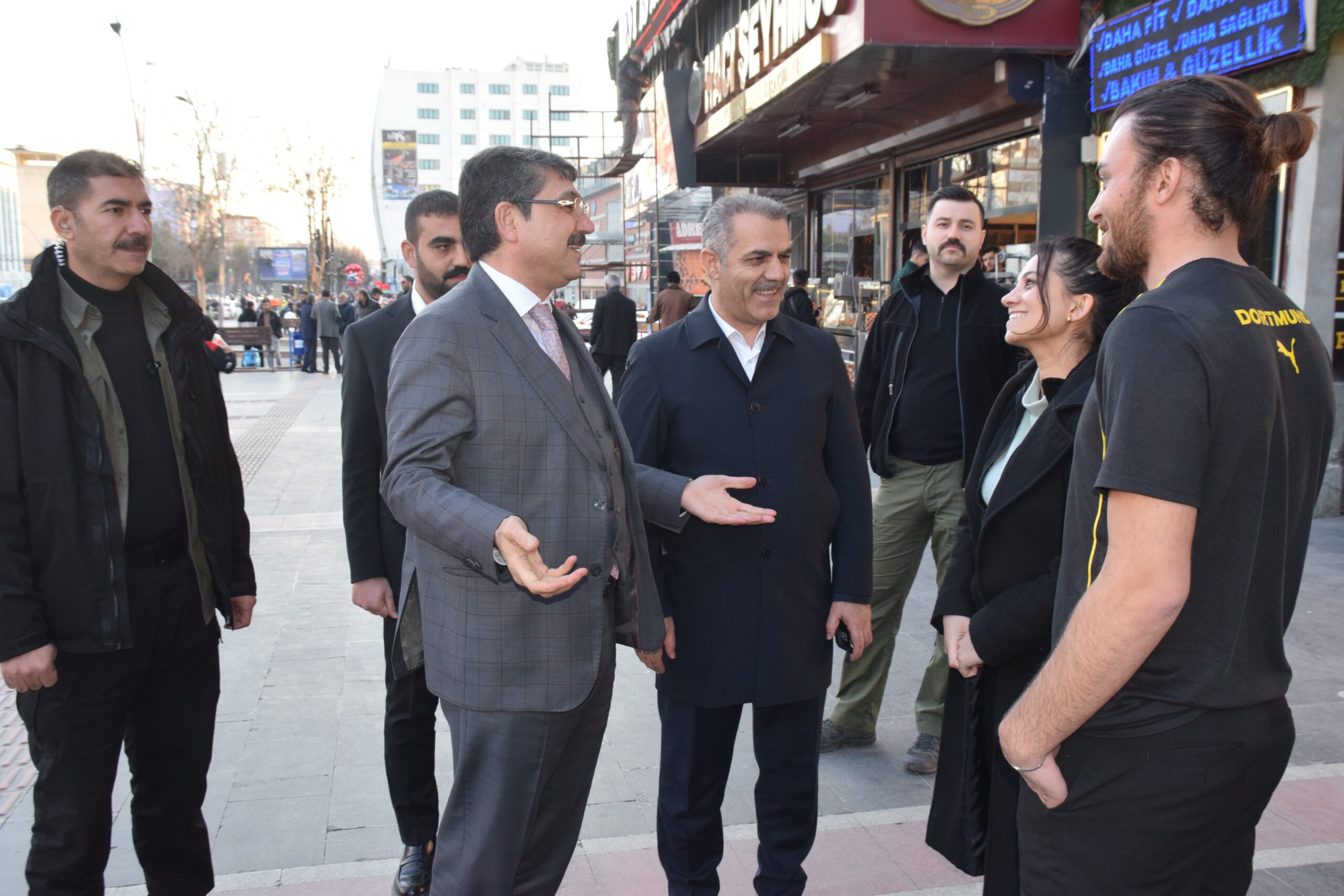 Nasıroğlu, Turgut Özal Bulvarı’nda Vatandaşlarla Bir Araya Geldi