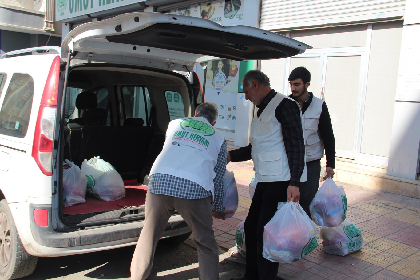 Umut Kervanı, Miraç Kandili’nde 300 Aileye Yardımda Bulundu