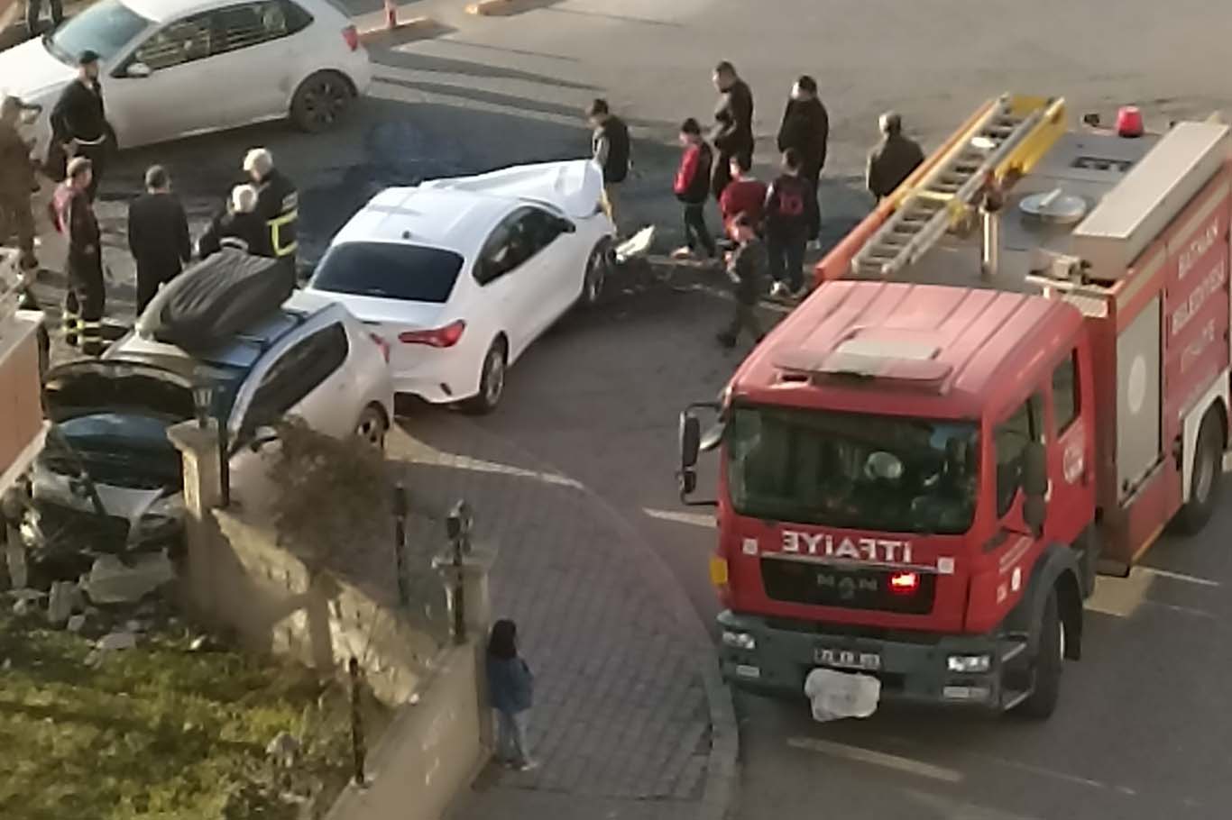 Otomobiller kafa kafaya çarpıştı: 2 yaralı
