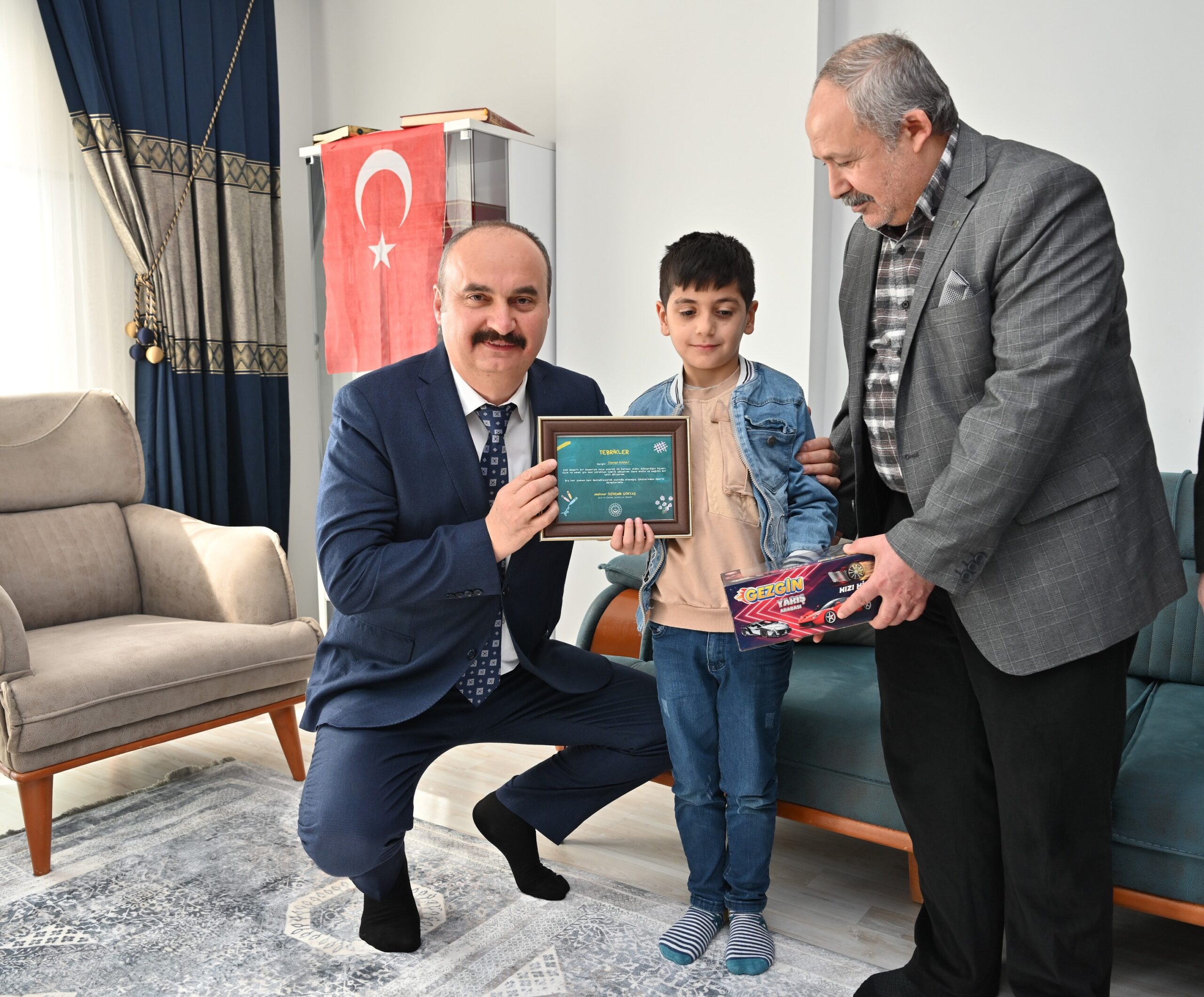 Aile Bakanı, Şehit Bekçinin Oğluna Karne Tebrik Kartı Gönderdi