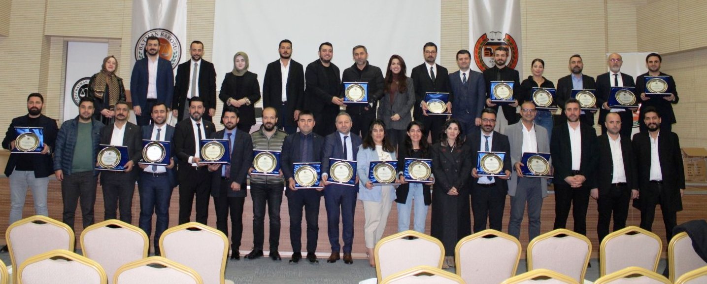 Baro’dan önceki dönem kurul üyelerine plaket takdimi