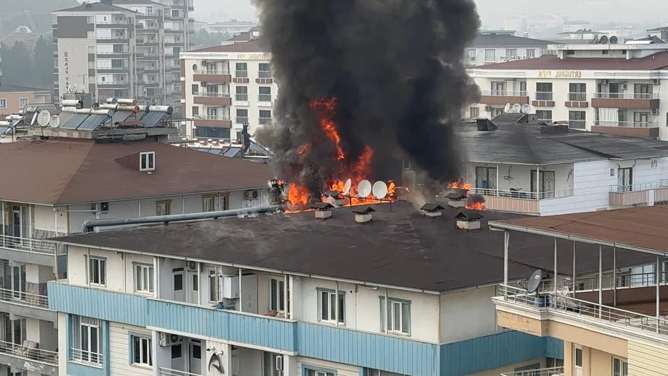 Çatı Katında Çıkan Yangın Korkuttu: 5 Kişi Hastaneye Kaldırıldı
