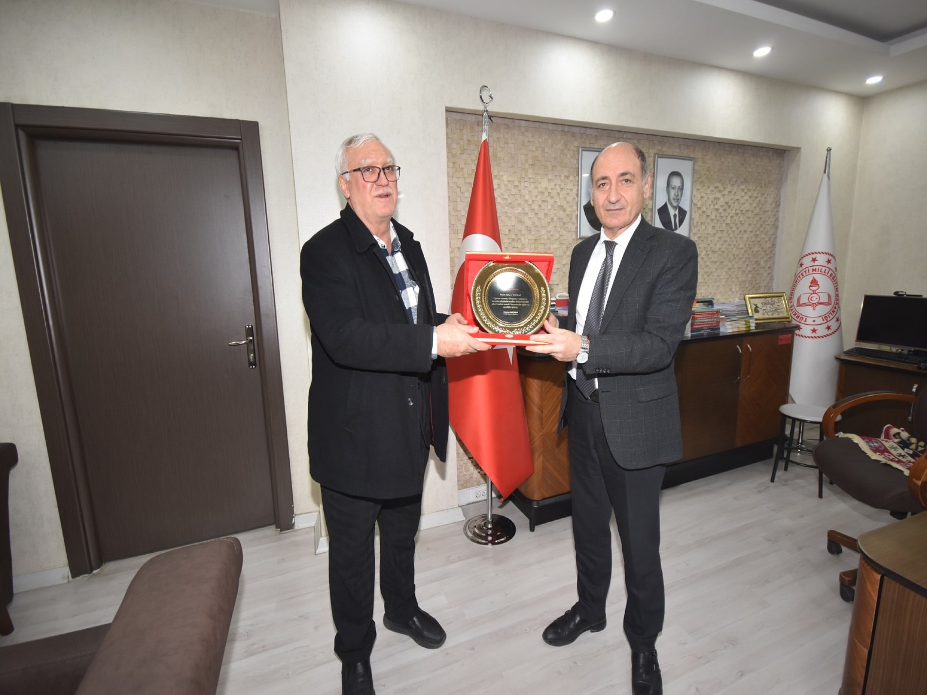 Emekliye ayrılan personele teşekkür plaketi