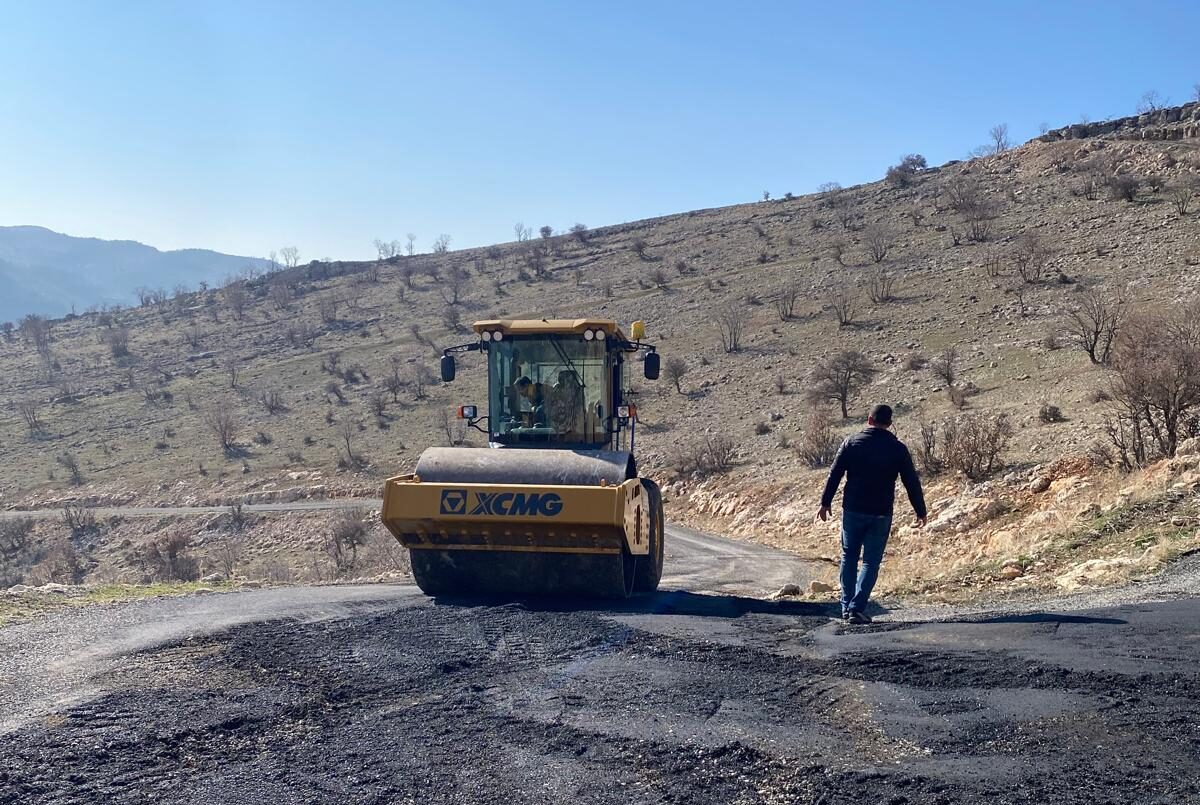 Tehlikeli yolda asfalt onarım çalışması yapıldı