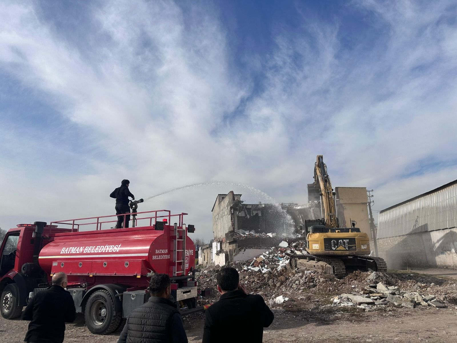 İLUH’TA YIKIM ÇALIŞMALARI SÜRÜYOR