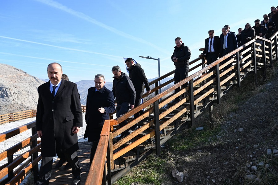 Vali Canalp, Kozluk Kalesi’ndeki Çalışmaları İnceledi