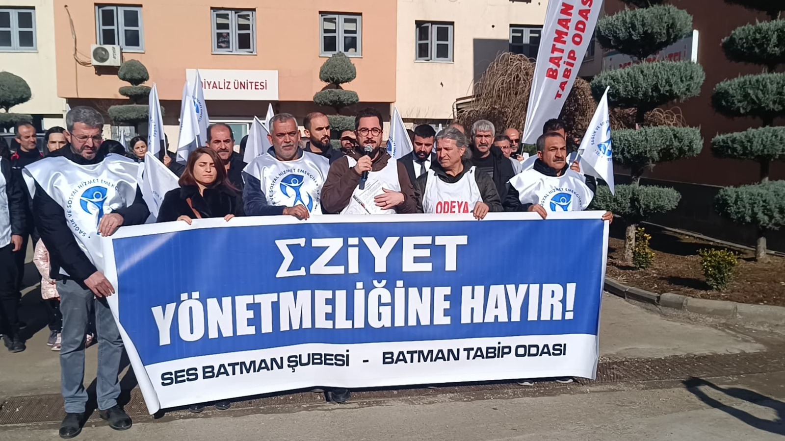 Sağlık Çalışanları Yeni Yönetmeliğe Karşı Greve Gitti