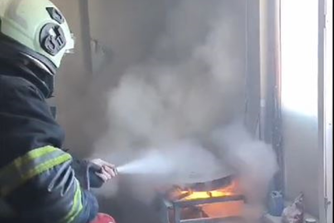 Mutfak Bölümünde Çıkan Yangın Korkuya Neden Oldu