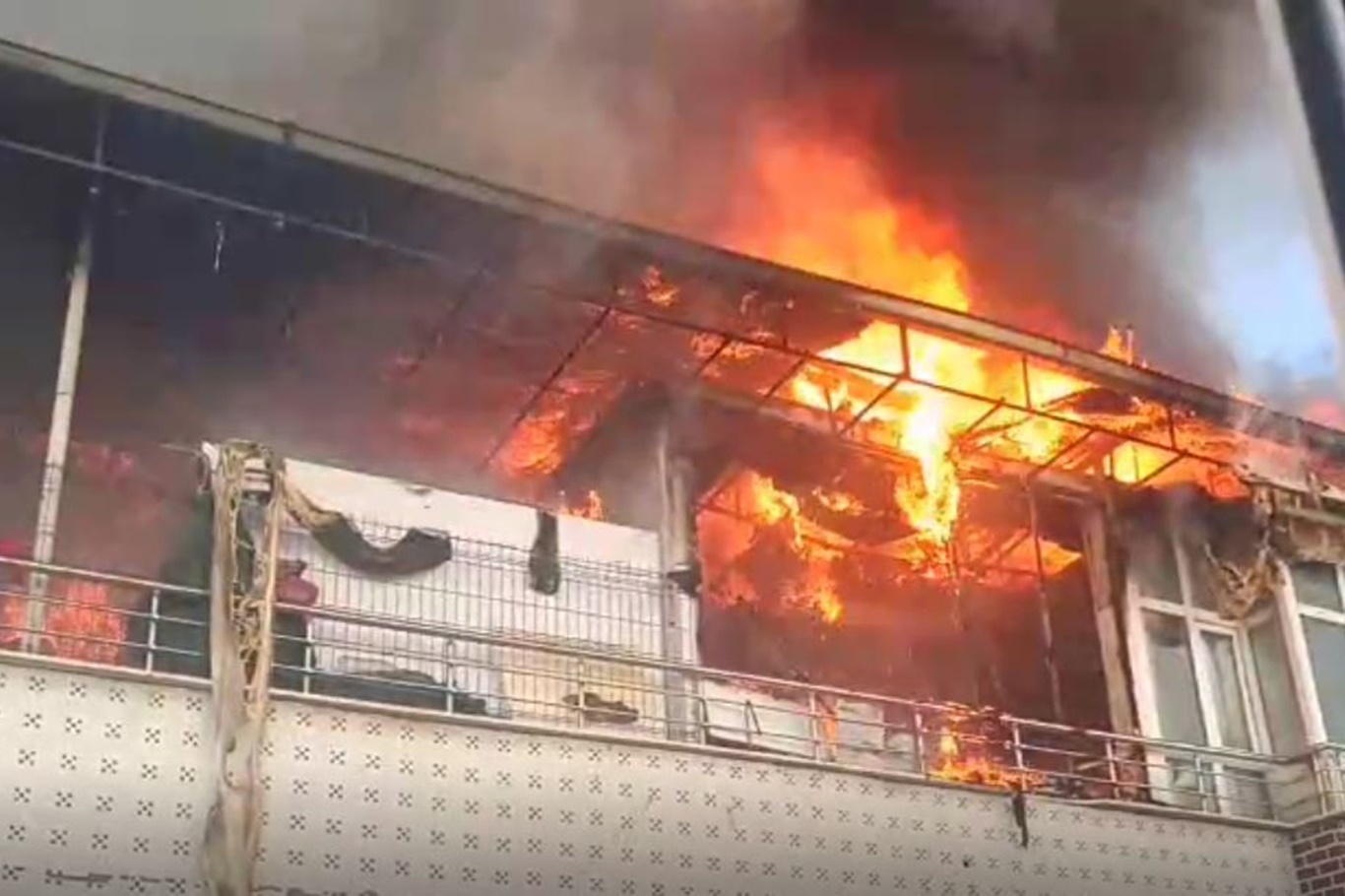 Batman’da 8 Katlı Binada Korkutan Yangın!