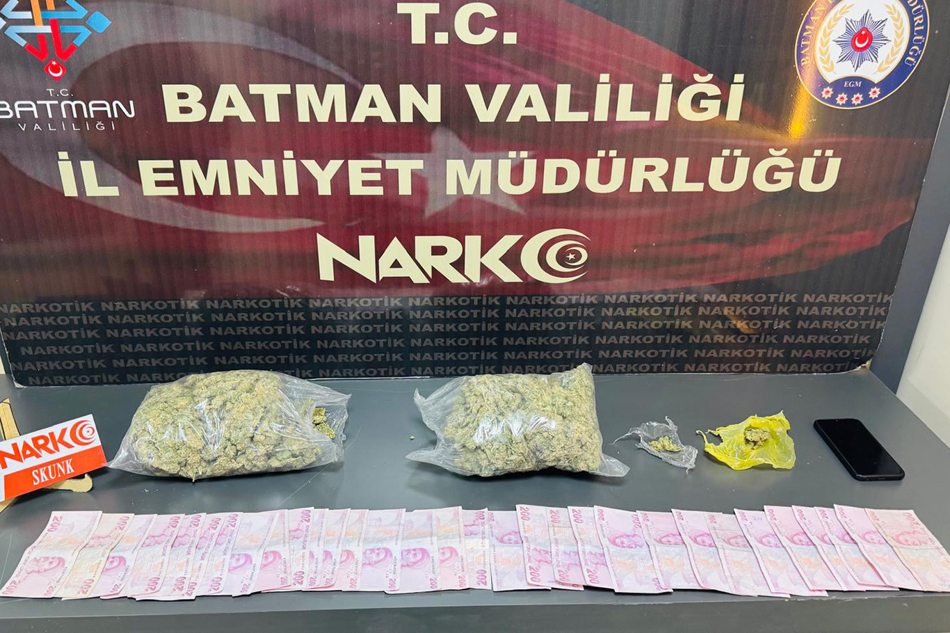 Bir Kilogram Skunk ve Para Ele Geçirildi