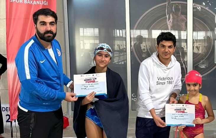 Yüzmede Minik Kardeşler Bölge Şampiyonu Oldu