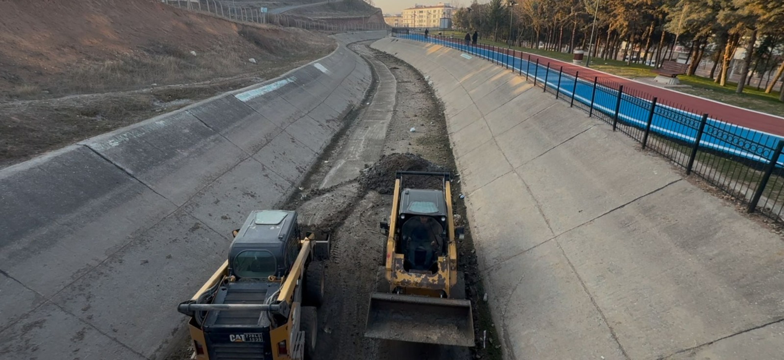 DSİ Kanalında Temizlik Çalışmaları Sürüyor