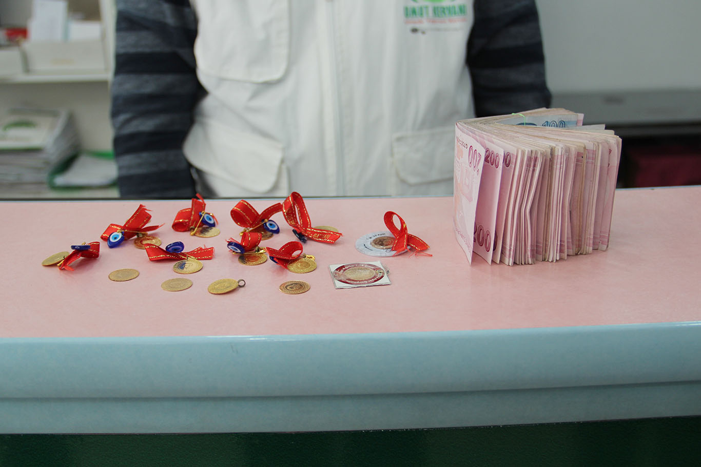 Hayırsever, Çocuğuna Takılan Altın ve Paraları Gazze’ye Bağışladı