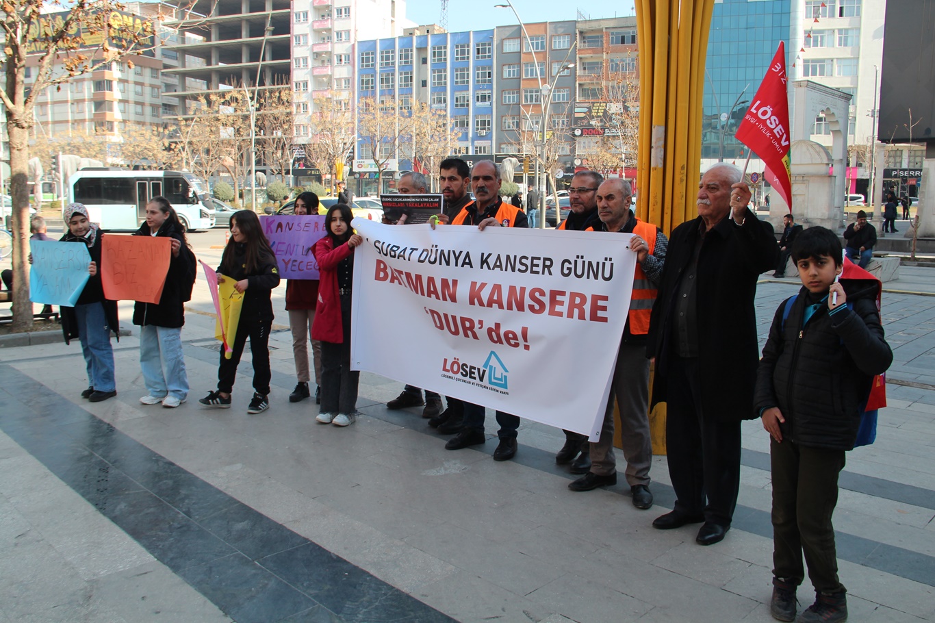 LÖSEV, ‘4 Şubat Dünya Kanser Günü’ için yürüdü