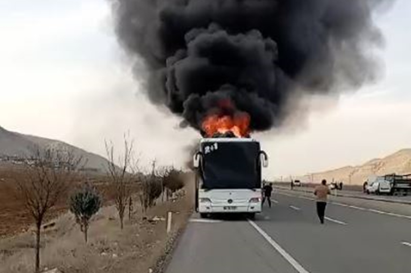 Seyir Halindeki Yolcu Otobüsü Alev Aldı