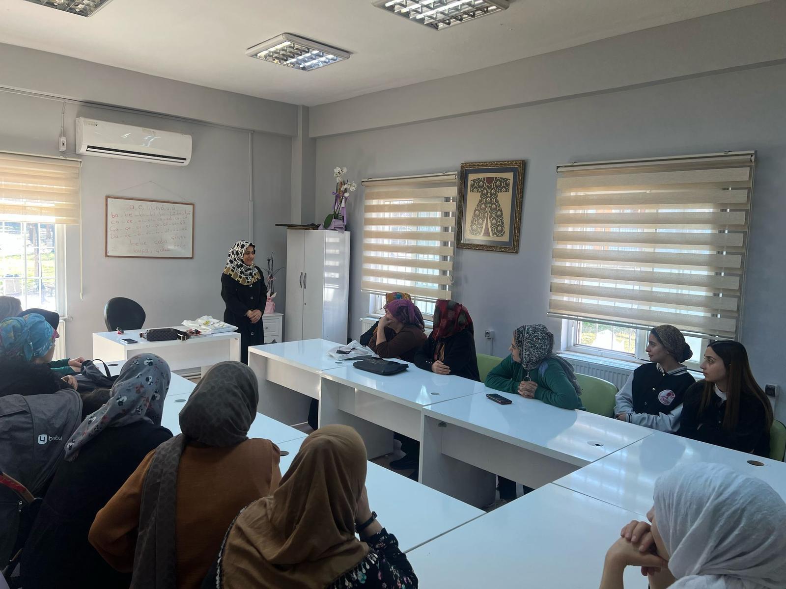 Kadın Kursiyerlere Ailede Kadının Rolü Semineri Verildi