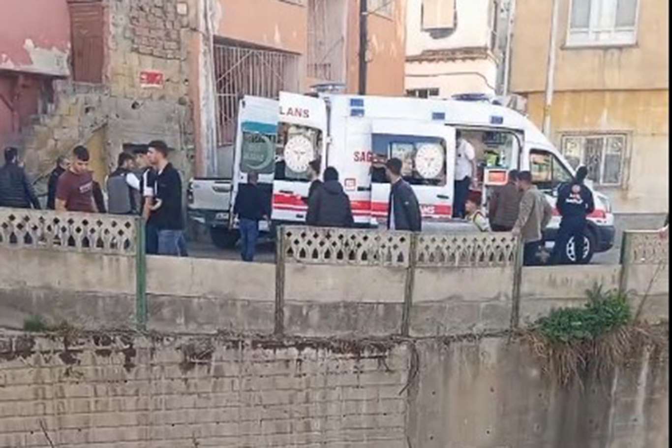 Motosiklet dereye düştü: 2 yaralı