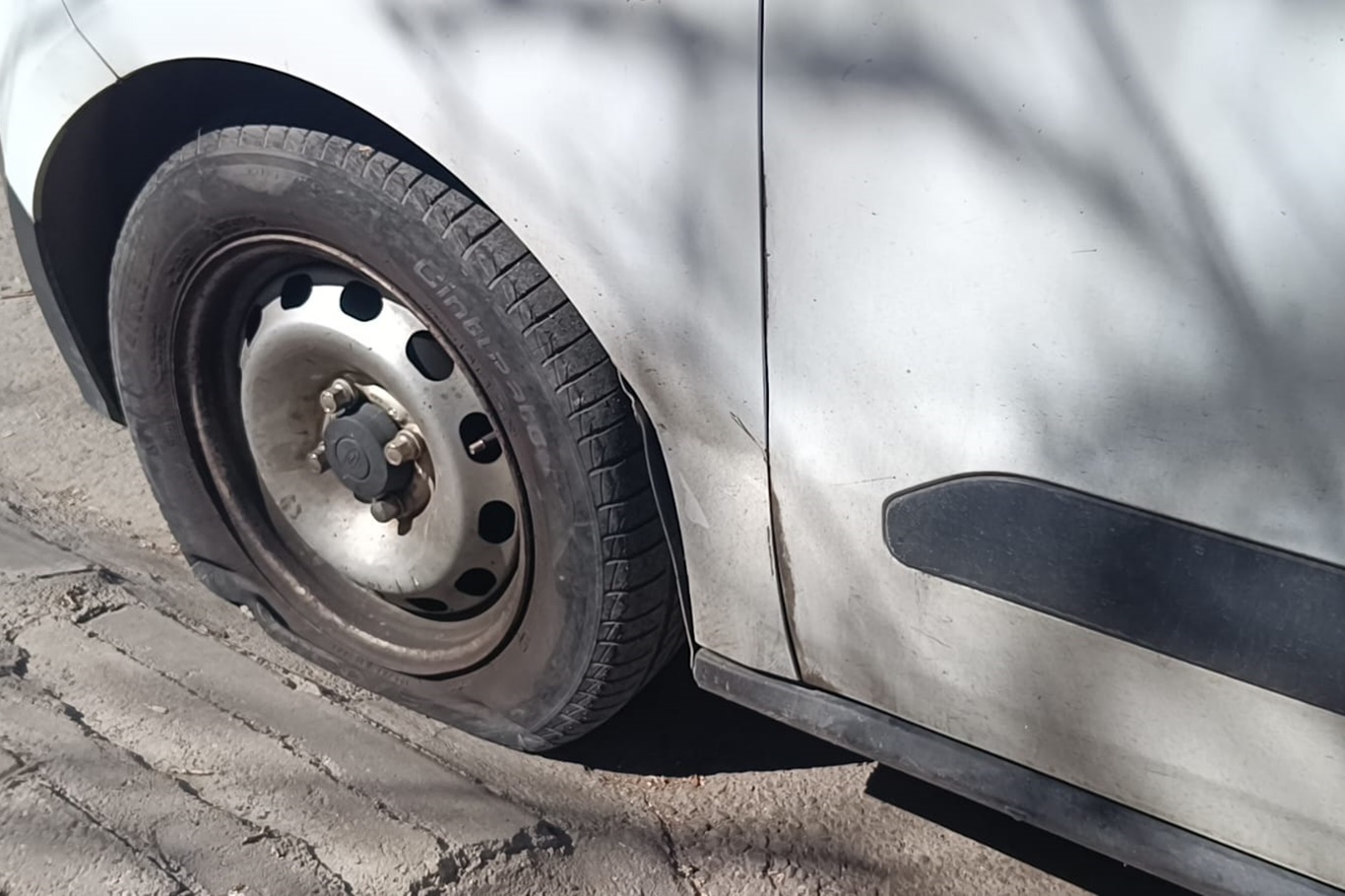 Batman’da Park Halindeki Araca Zarar Verdiler