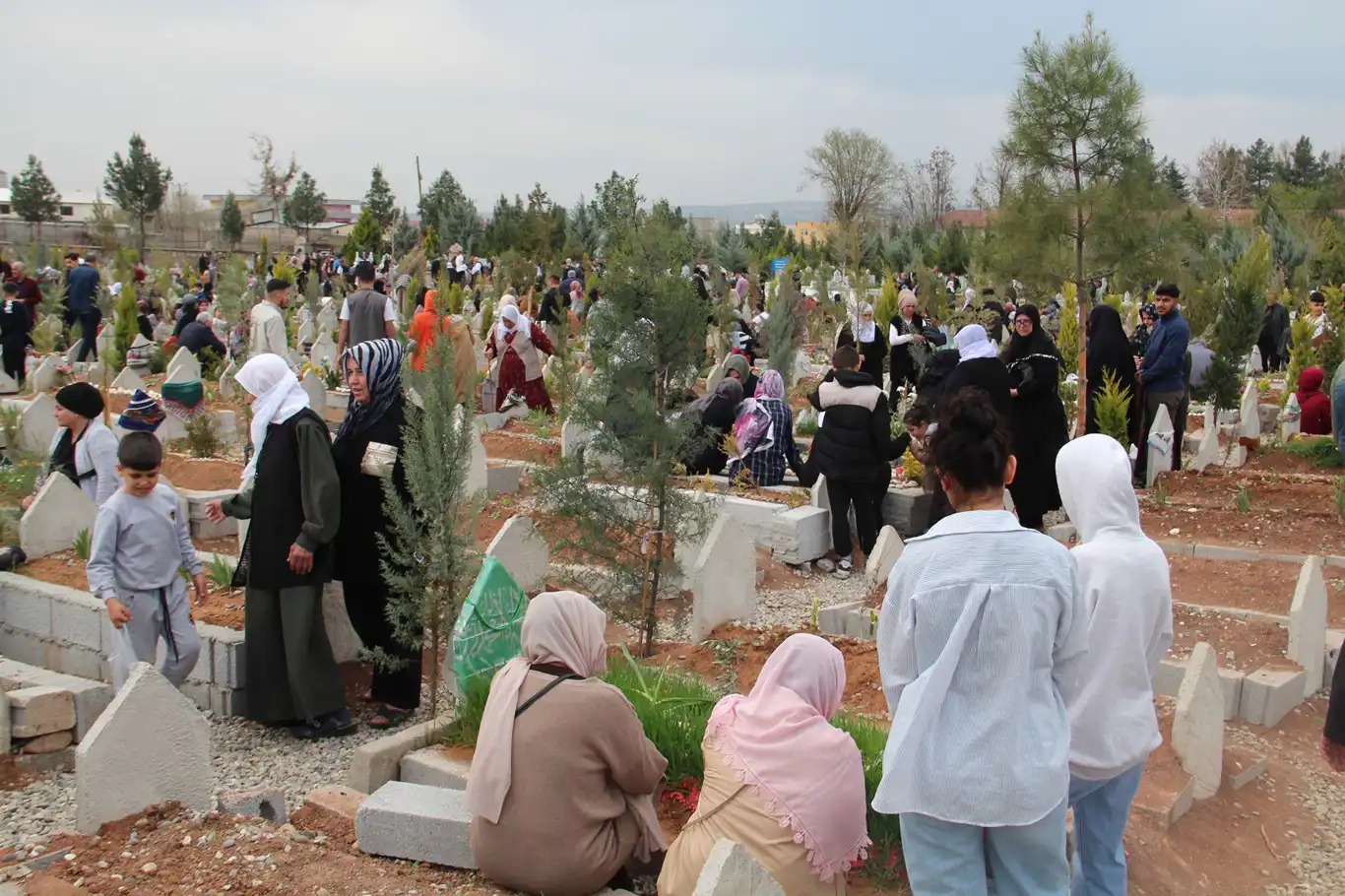 Arefe Günü Mezarlıklar Ziyaretçilerle Doldu