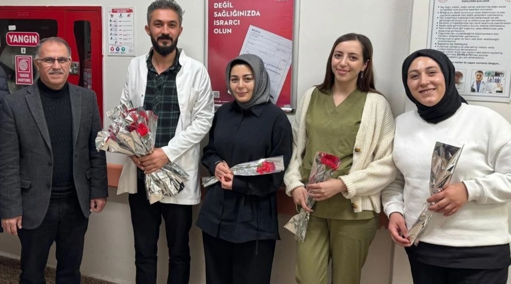 Beşiri’de Kadın Personele Karanfil Dağıtıldı