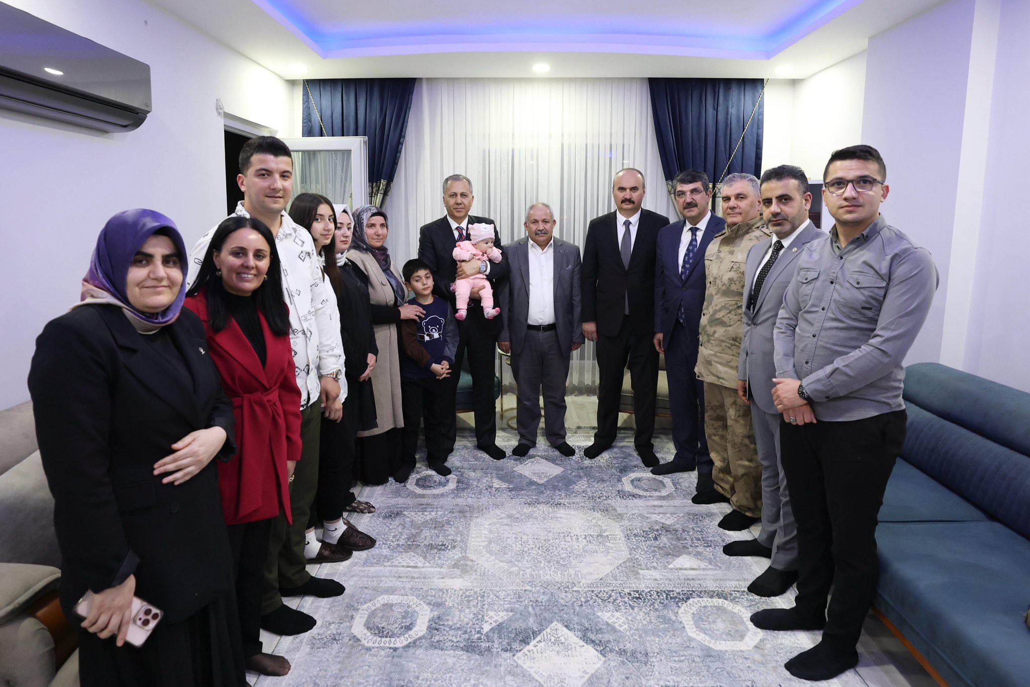 İçişleri Bakanı Yerlikaya, Şehit Kanat’ın Ailesini Ziyaret Etti