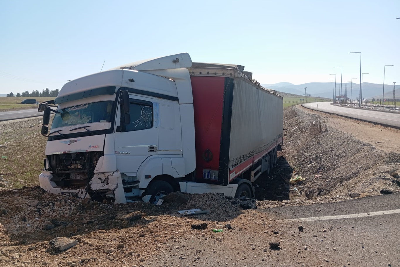 Kontrolden Çıkan Tır Tarlaya Daldı: 1 Yaralı!