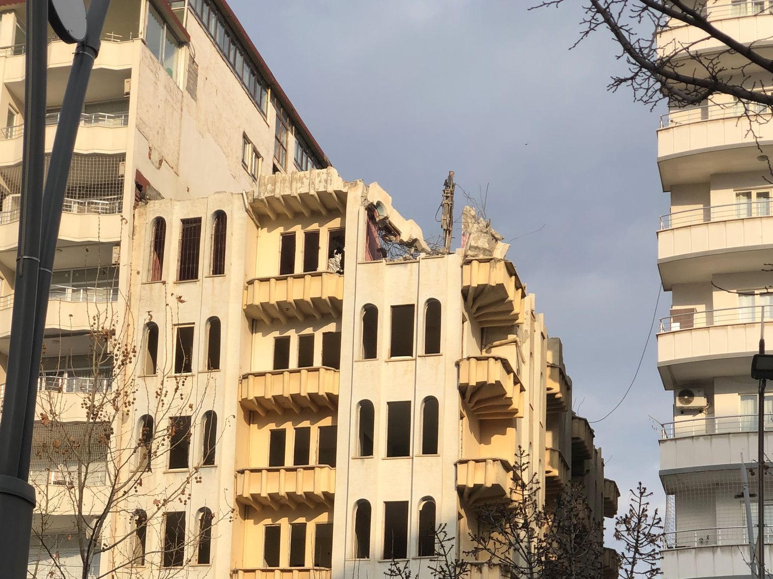 Orta Hasarlı 13 Bina Yıkılmaya Başlandı