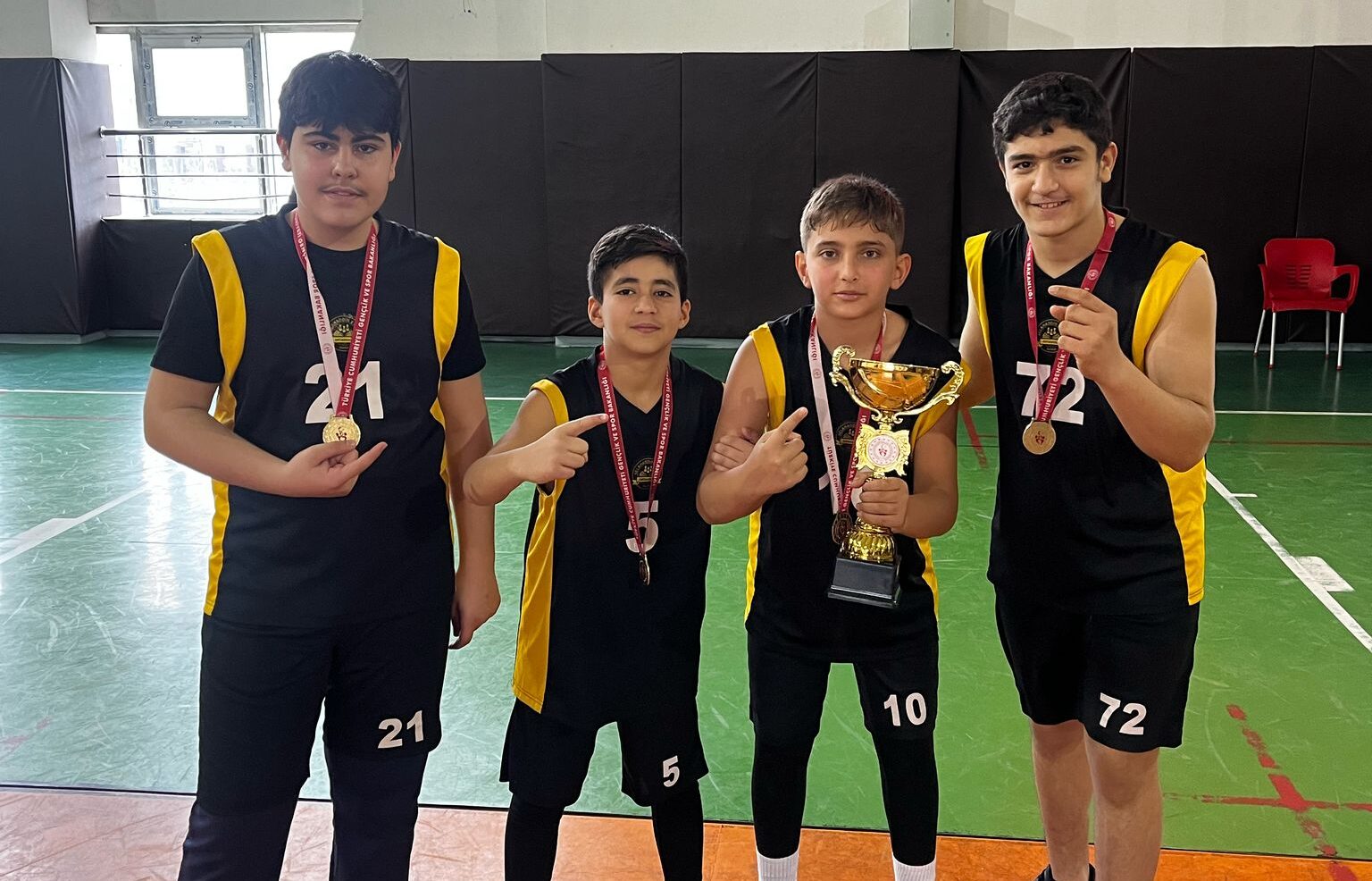 Selahattin Eyyübî Ortaokulu Basketbol Turnuvasında Çifte Şampiyonluk Kazandı