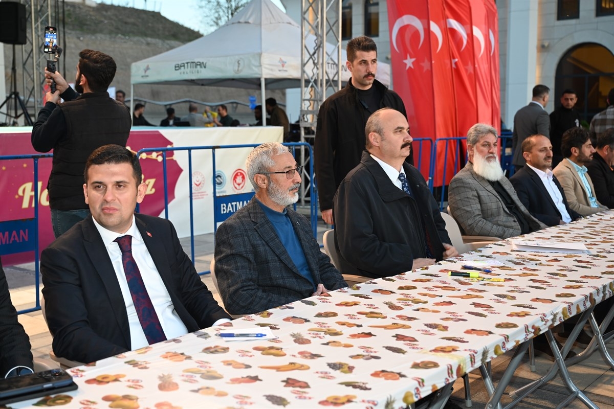 Vali Canalp, Esnafla İftarda Bir Araya Geldi