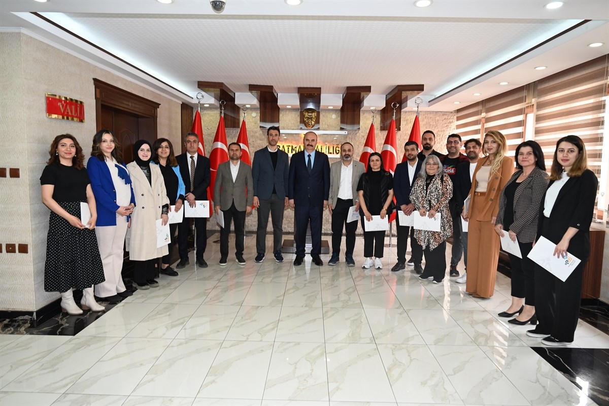 Vali Canalp, Proje Ofisi Çalışanlarını Başarı Belgesi ile Ödüllendirdi