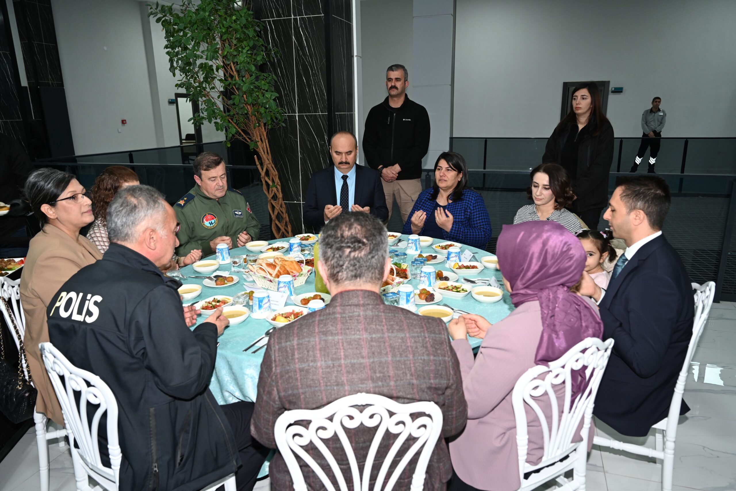 Vali Canalp, Protokol Üyeleri ile iftarda Bir Araya Geldi