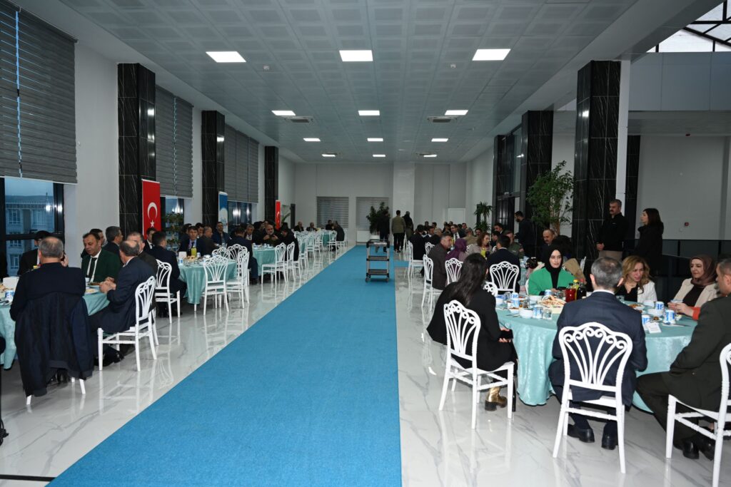 Vali Canalp, Protokol Üyeleri ile iftarda Bir Araya Geldi - Batman ...