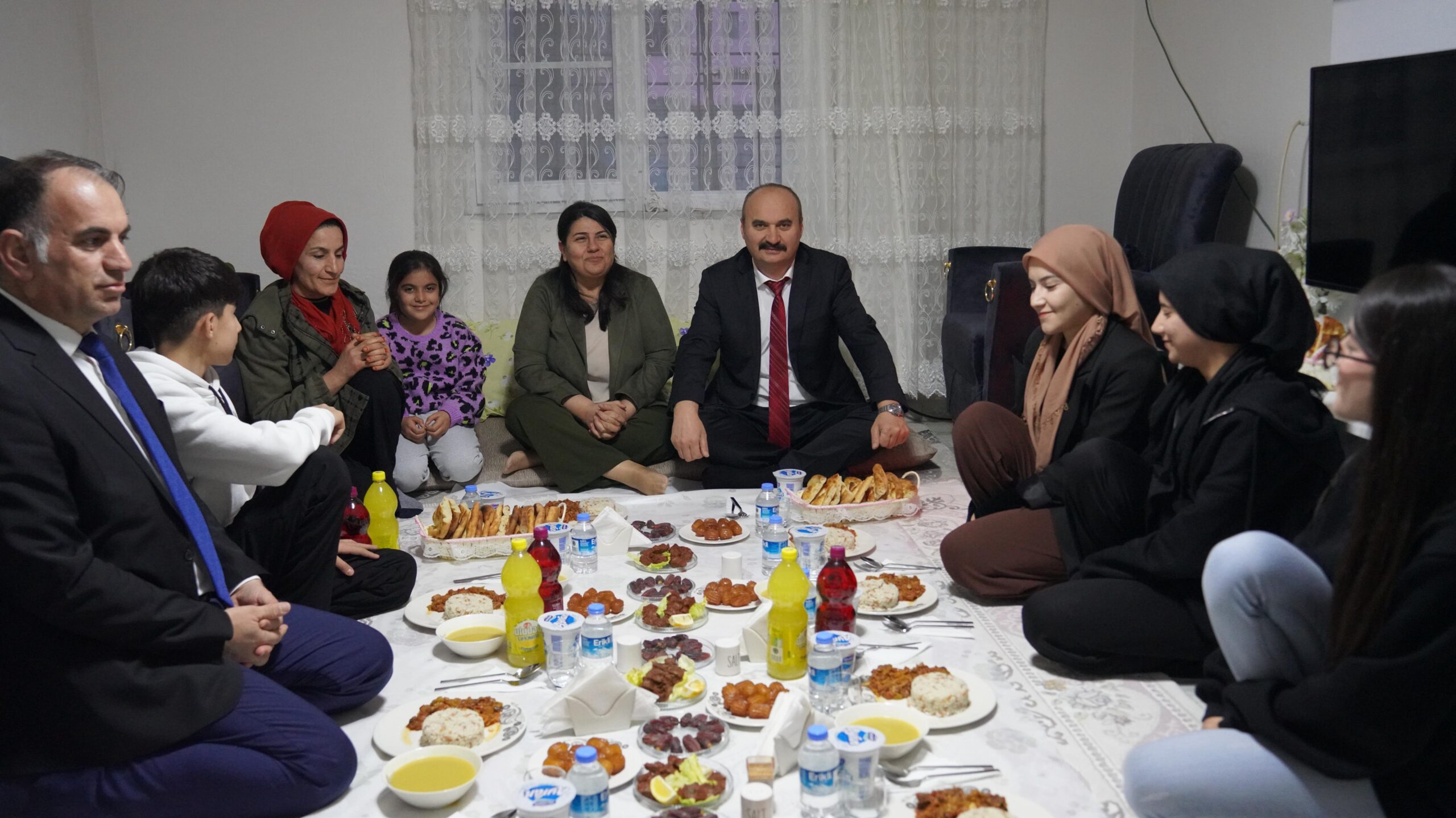 Vali Canalp ve Eşi, Kalkan Ailesinin İftar Sofrasına Konuk Oldu