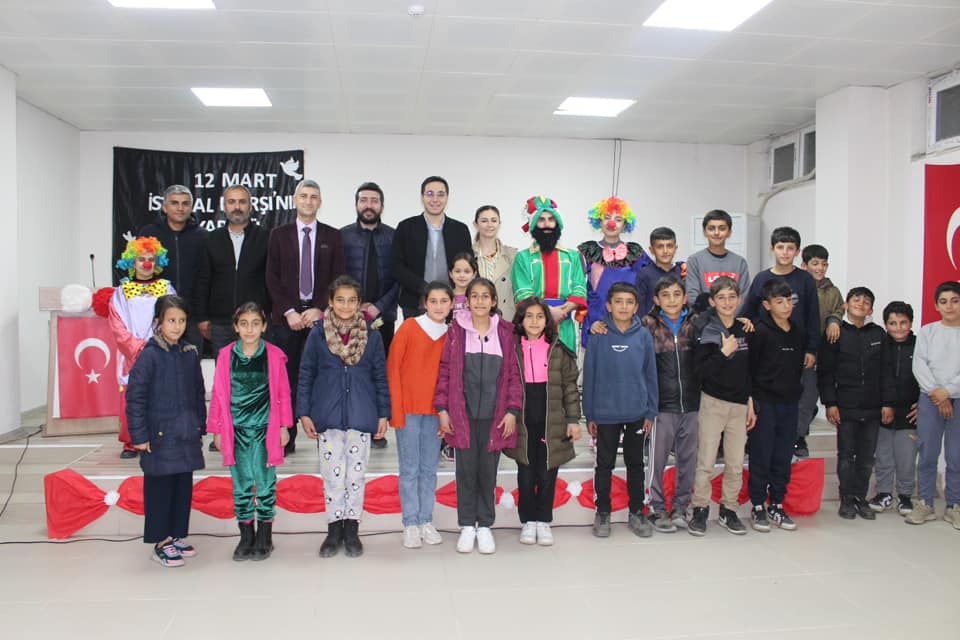 Kaymakam Öztaş, Hacivat-Karagöz Gösterisini İzledi