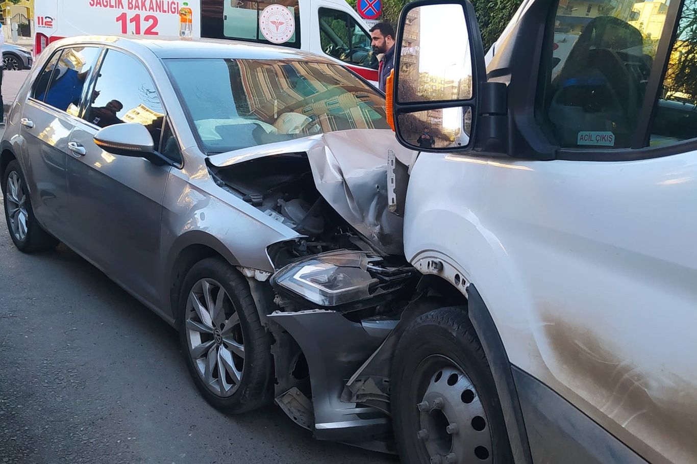 Minibüs ile otomobil çarpıştı: 3 yaralı