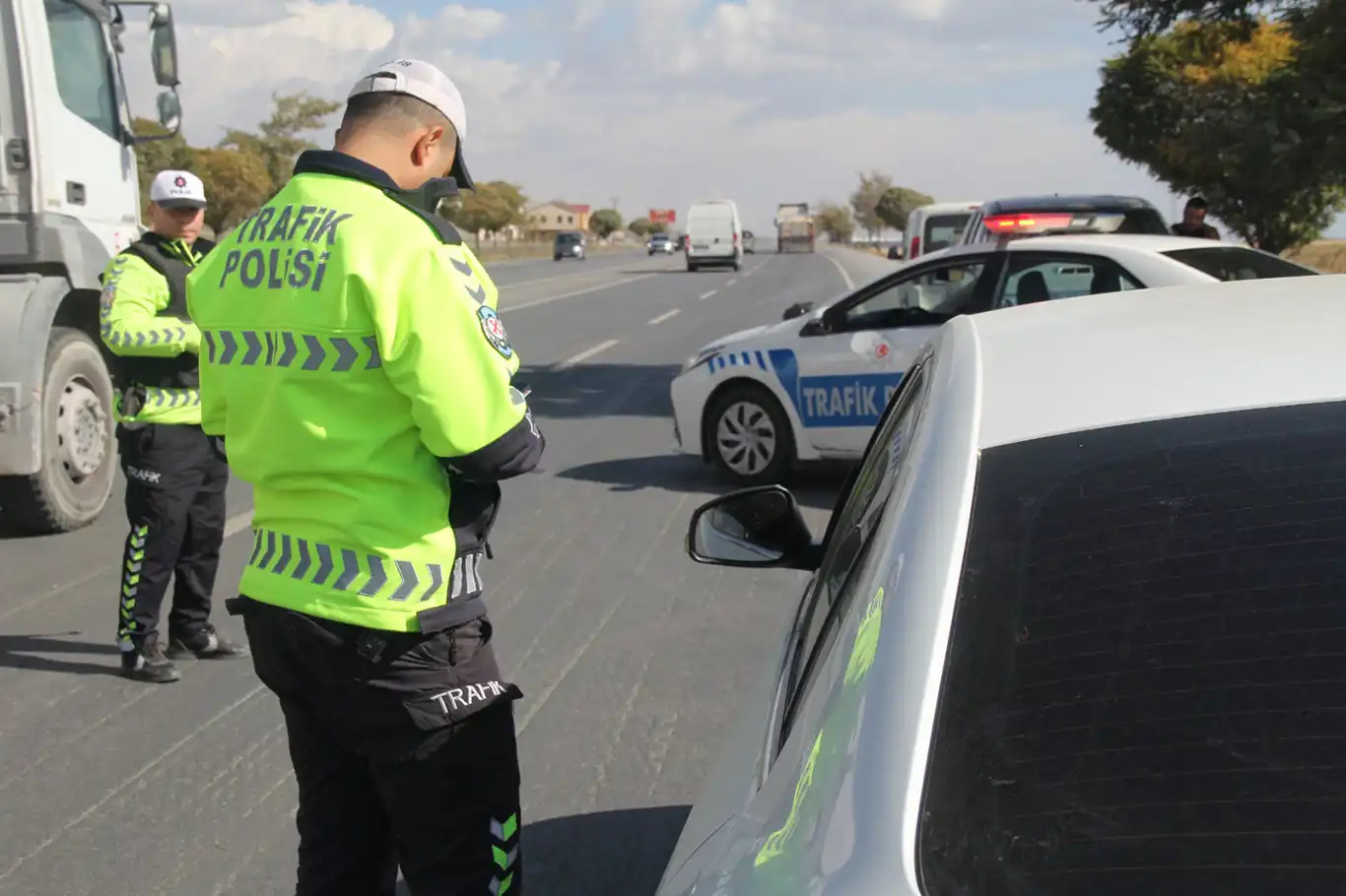 Bakan Yerlikaya, “Bayram Tatilinde 4,9 Milyon Araç Denetlendi”