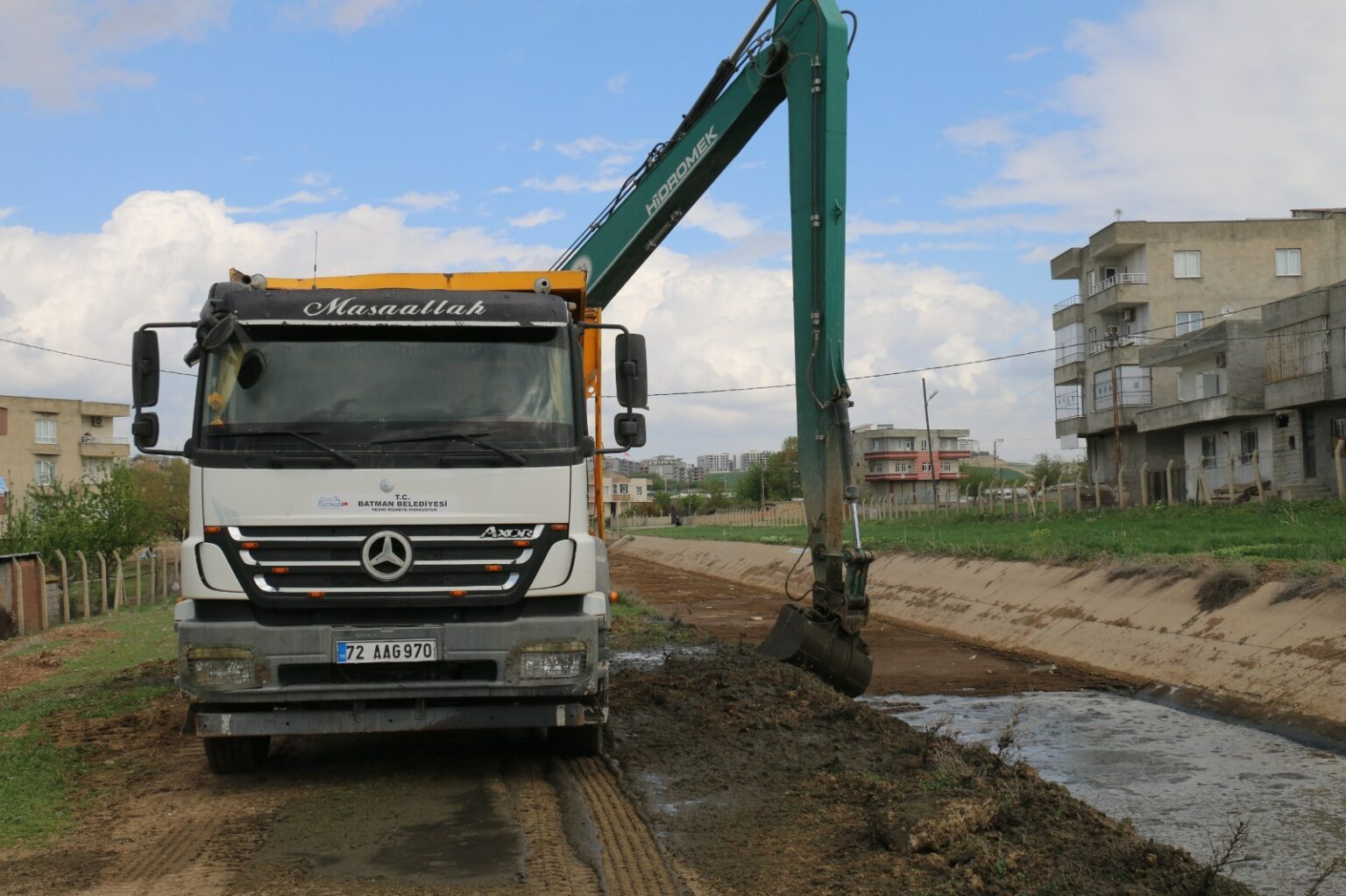 Korik Mahallesi’ndeki DSİ Kanalında Temizlik Çalışmaları Sürüyor