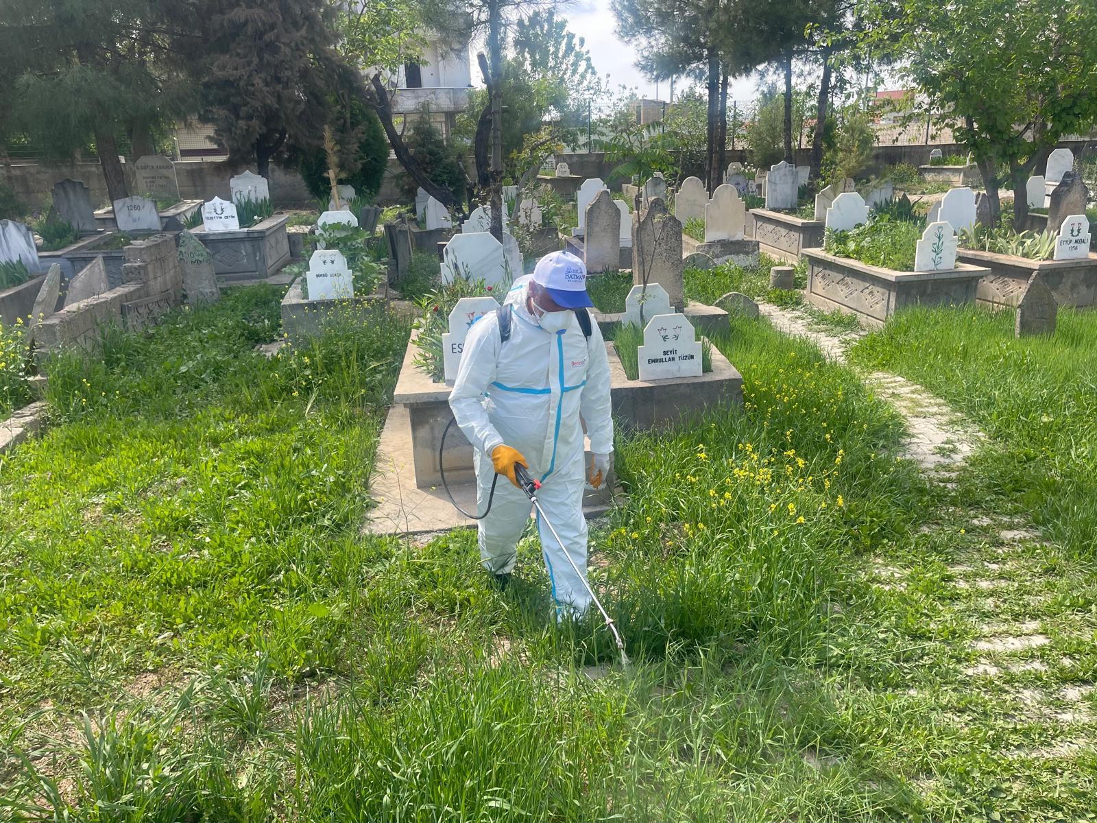 Mezarlıklarda İlaçlama ve Temizlik Çalışmaları Başladı
