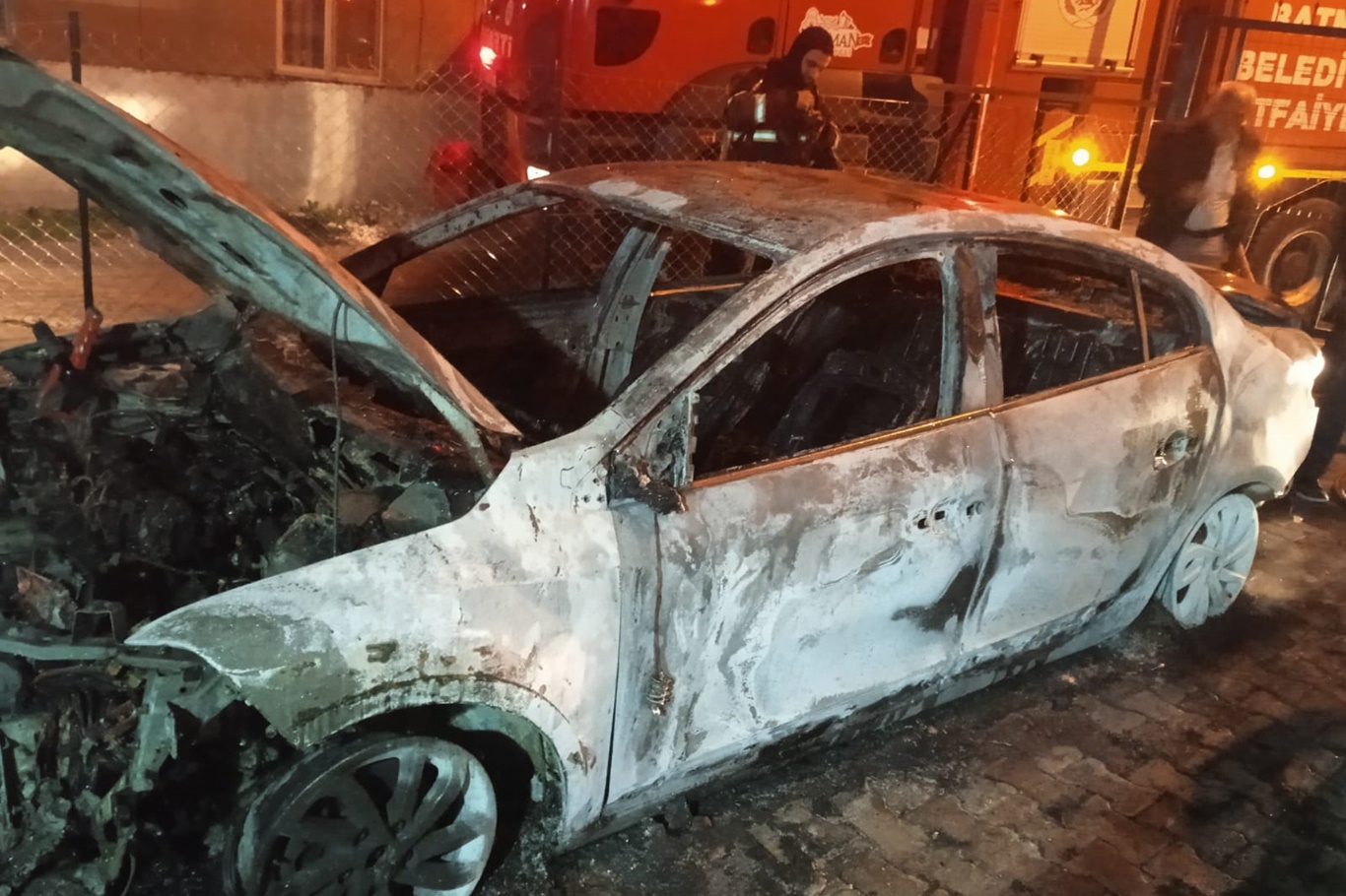 Odunlukta Çıkan Yangın Aracı Kül Etti