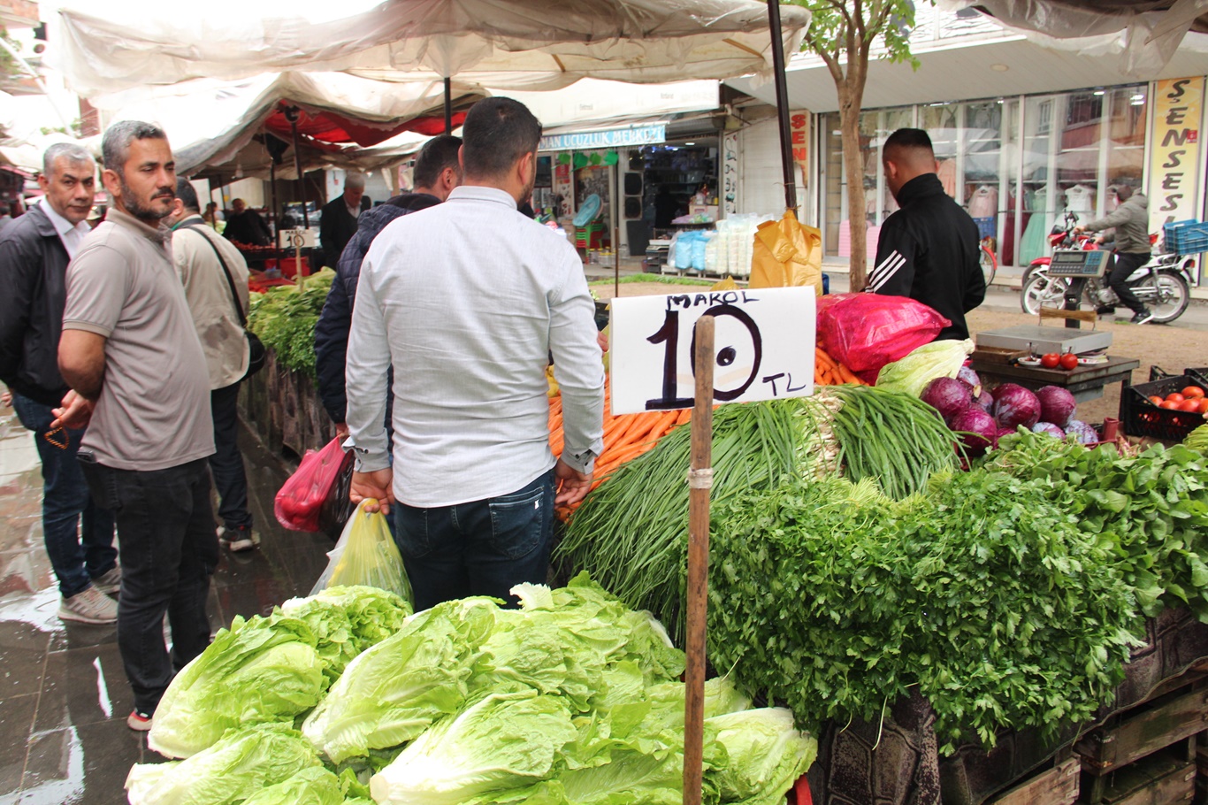 Sebze Fiyatlarındaki Düşüş, Hem Esnafı Hem de Vatandaşları Sevindirdi