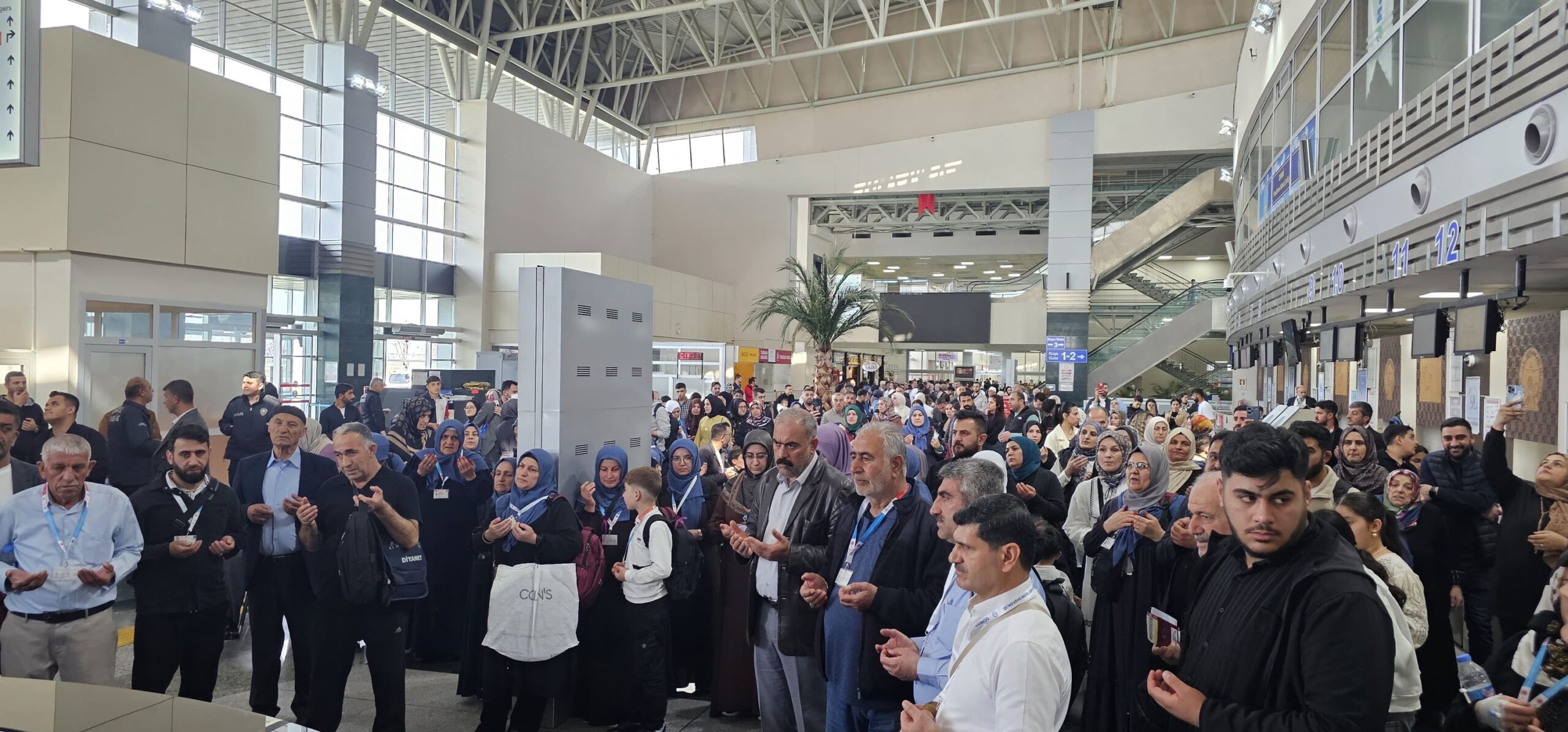 Batmanlı Umreciler Kutsal Topraklara Dualarla Uğurlandı