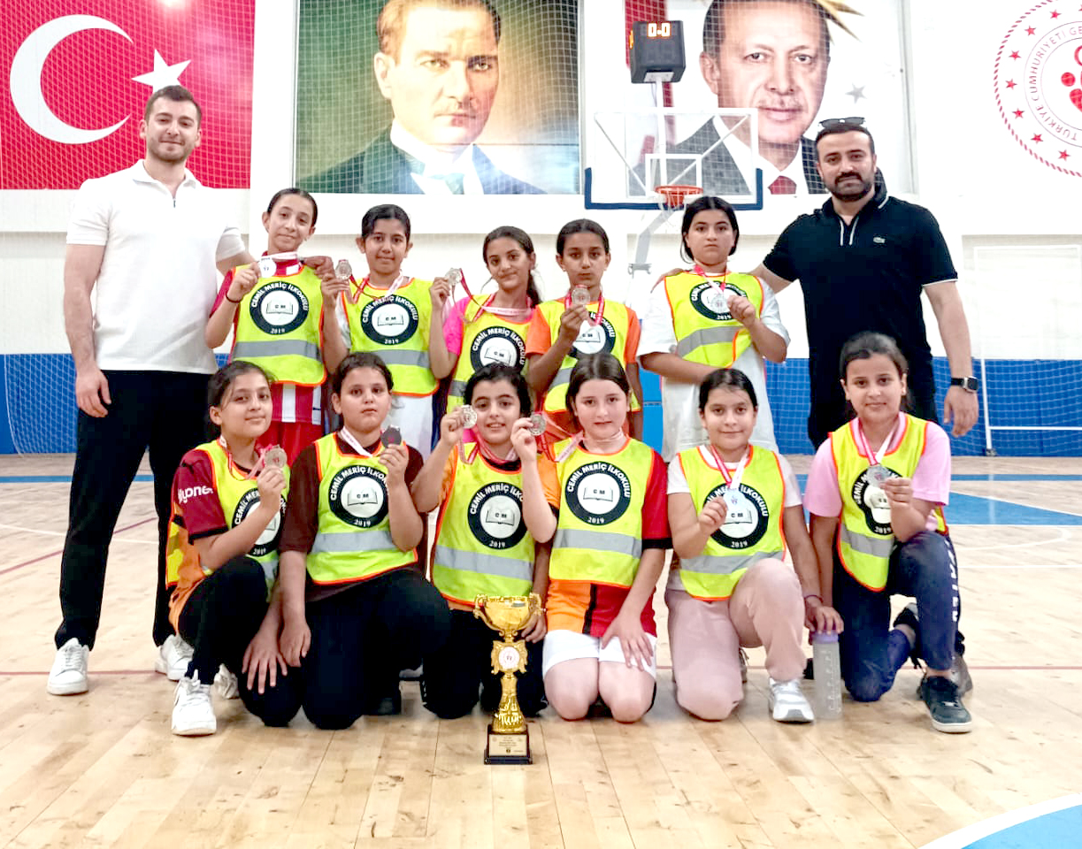 Bağlar İlkokulu, Minik Kızlarda Şampiyon Oldu