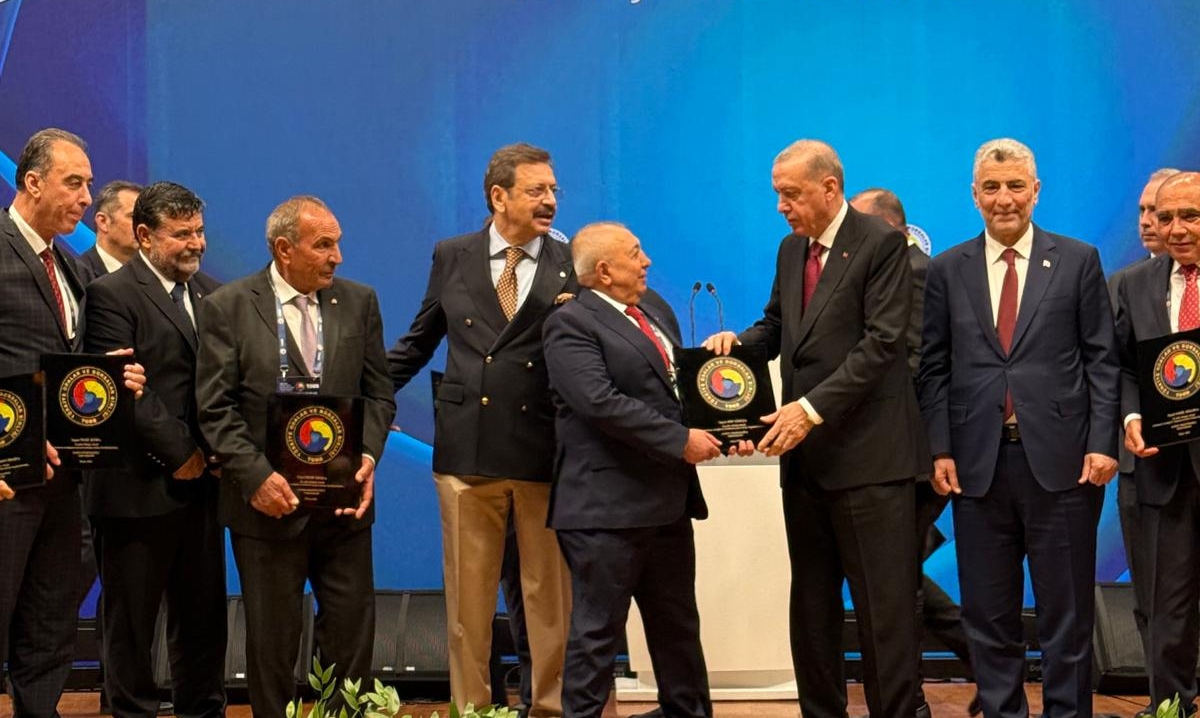 Başkan Güneş’e 20. Yıl Plaketi Cumhurbaşkanı Erdoğan Tarafından Verildi