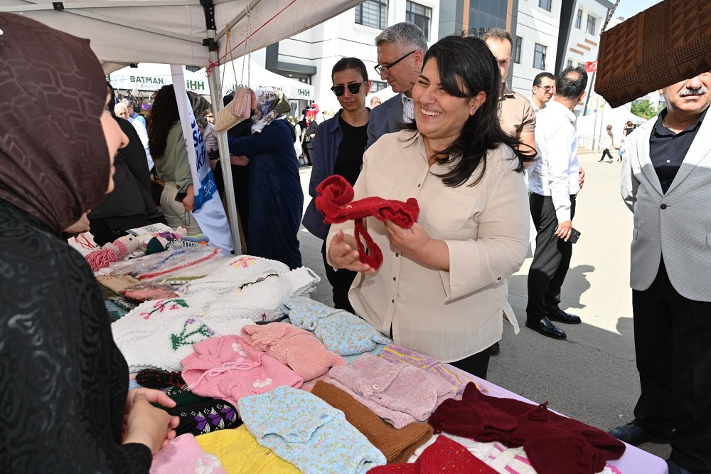 Dr. Ayten Canalp, HEM Yılsonu Sergisini Ziyaret Etti